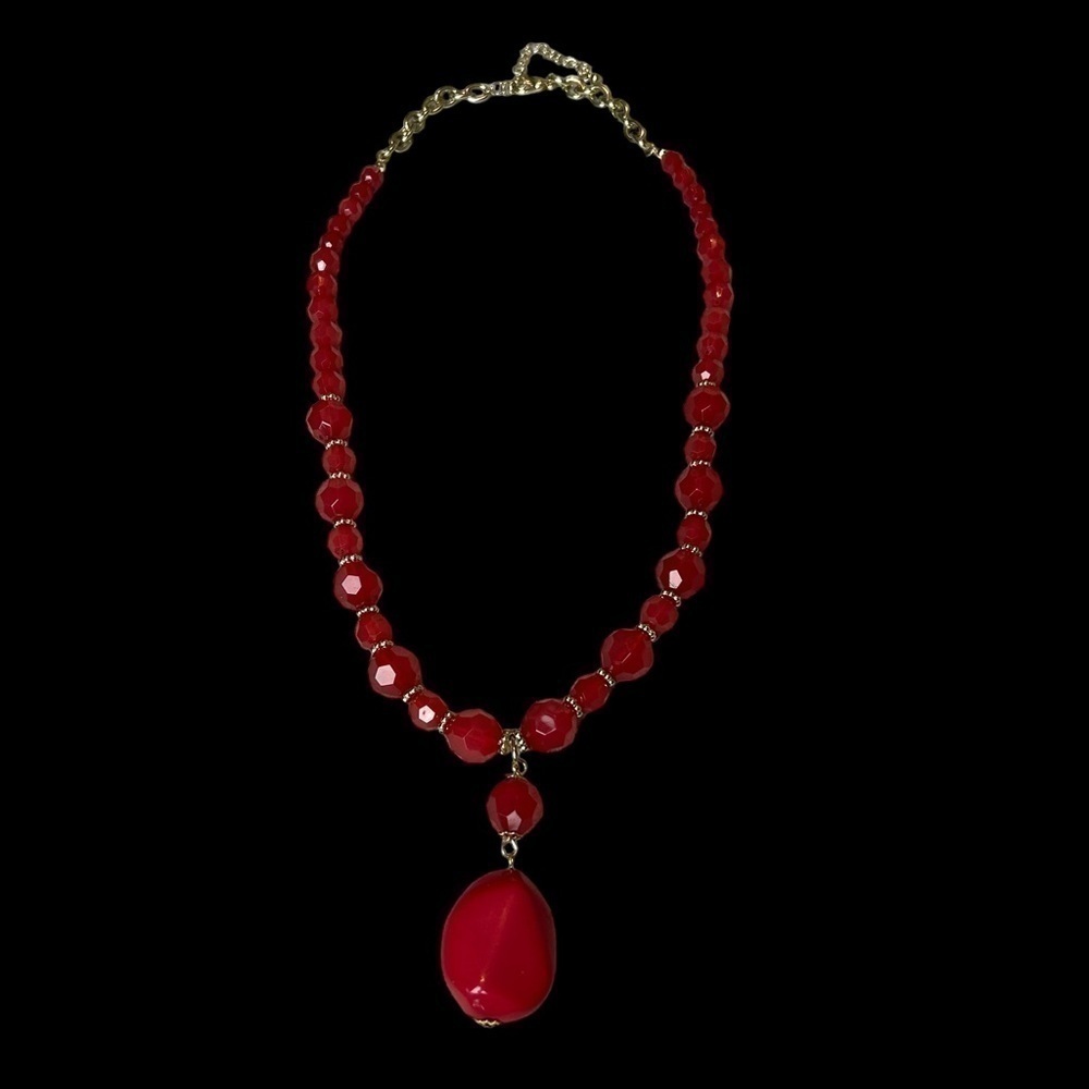 Red Acrylic Beads Faux Stone Pendant Necklace Gold Tone Accents & Chain - Picture 2 of 9